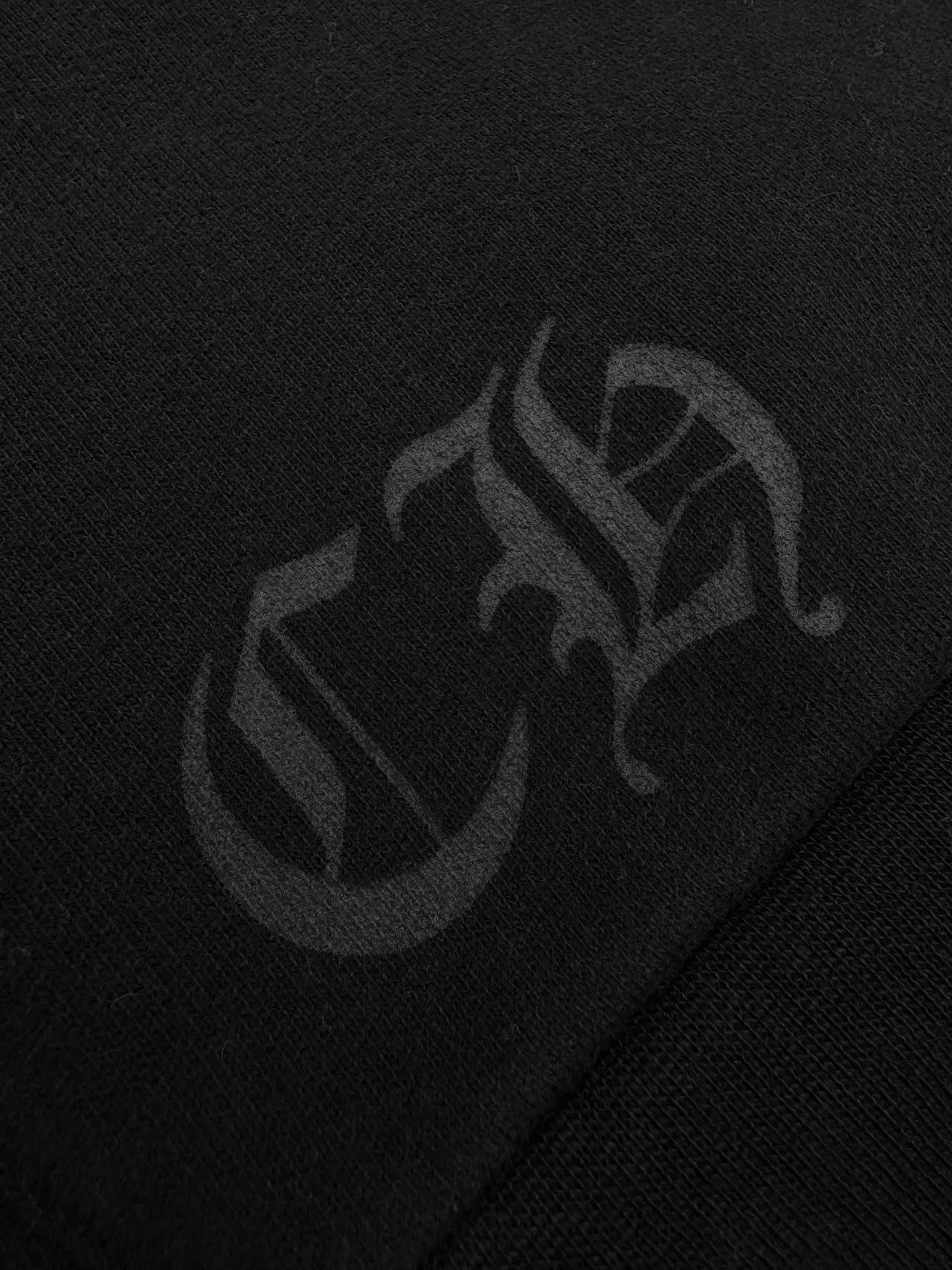 P450 Chrome Hearts letter-printed zipper jacket, custom-made plain suede cotton, delicate and smooth, comfortable and close to the skin, with deep black as the base, plain white lines with neat cracks, the front cross flower totem is precisely embellished on the chest, and the gray CH pattern is looming at the hem to control the visual focus. The scroll mantra is outlined on the back like an ancient seal. Ruggedness and refinement coexist. The zippered hooded silhouette deconstructs the lazy drape carrying suede. A rock oracle that whispers that I am the rule. A rebellious ceremony about wearing and performing. Process 1: Use glue printing. The printing is modified three times by the film screen. Use glue liquid paint to print the pattern on the fabric. Bake the fabric to fix the printing pattern. Process 2: The fabrics are washed and have a better hand feel. Not easy to deform. Not easy to shrink. Not easy to fade. Maintain long-term beauty. Accessories: Customized 1:1 CH zipper. Customized 1:1 CH trademark. Pattern: Loose fit Size: S M L XL